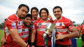 ＰＮＣ優勝カップを手にし、笑顔を見せる日本代表の選手たち。ジャパンスタイル極め、次はＷ杯…